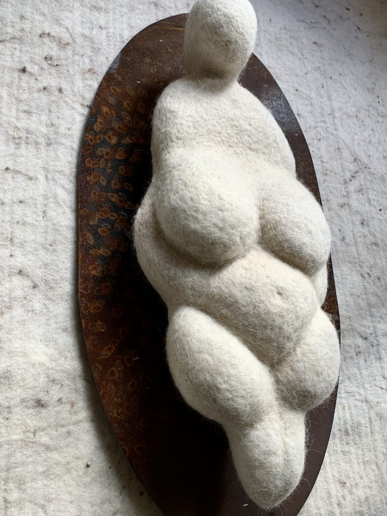 N4 2026 - série "L comme Lespugue" 74x30x10cm /socle métal 87x43cm