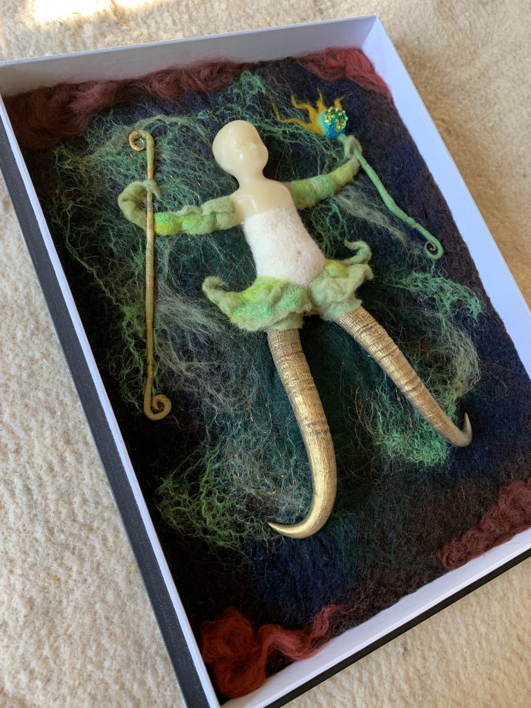 Toujours vert, paraffine, bois de cervidé, laines feutrées à l'eau et à l'aiguille, 30x40x5cm, boite vitrée