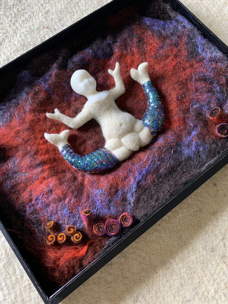 Sirène bifide, paraffine, laines feutrées, sequins, boite vitrée 30x40x5 cm