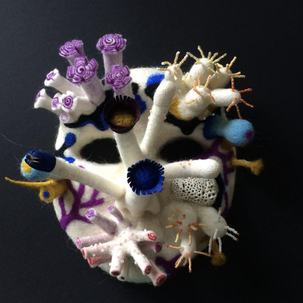 Masque corail, 25x25x10cm, laines feutrées, perles...